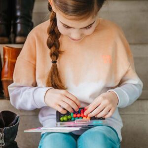 Kind spielt mit SmartGames IQ Puzzler Pro
