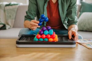 Kind spielt mit SmartGames IQ Puzzler Pro XXL