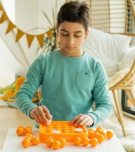 Kind spielt mit SmartGames IQ Mini XXL