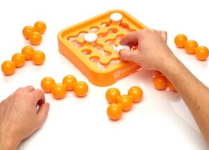 Hände spielen mit SmartGames IQ Mini XXL