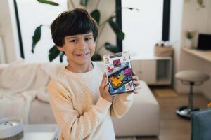 Kind spielt mit SmartGames IQ Waves